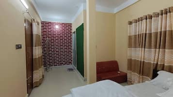 Deluxe tweepersoonskamer, uitzicht op tuin | Badkamer | Een bad, gratis toiletartikelen, handdoeken, zeep