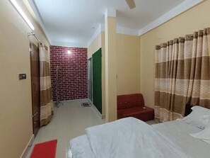 Habitación doble Deluxe, vista al jardín | Baño | Tina, amenidades de baño gratuitas, toallas, jabón 