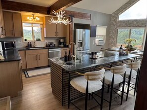 Réfrigérateur, four à micro-ondes, un four, surface de cuisson