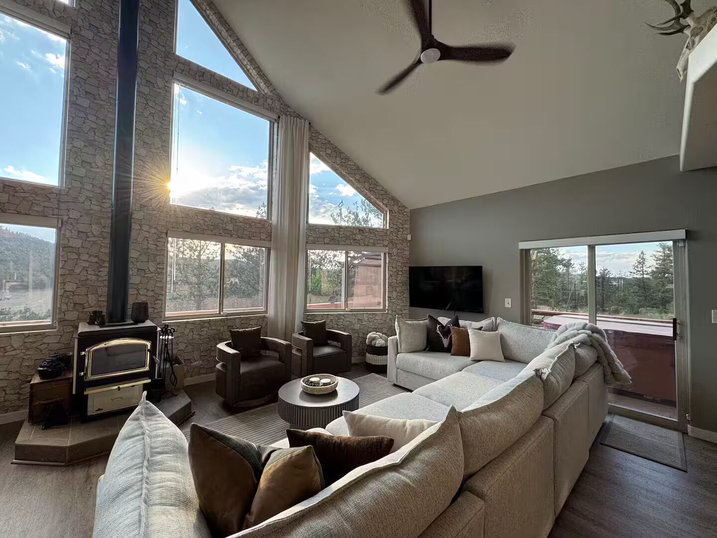 智能电视、壁炉、桌上足球、书