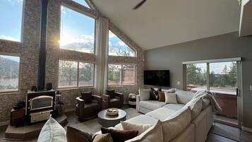 TV connectée, cheminée, baby-foot, livres