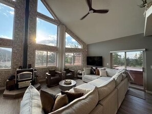 Téléviseur connecté, foyer, table de baby-foot, livres