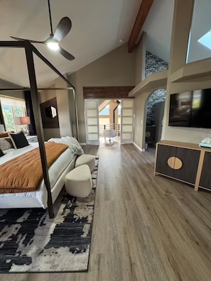 Bureau, fer et planche à repasser, lit de bébé portatif