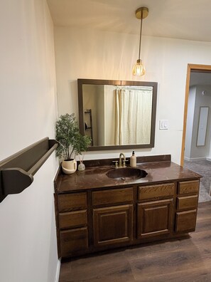 Pyyhkeet, saippua, vessapaperi