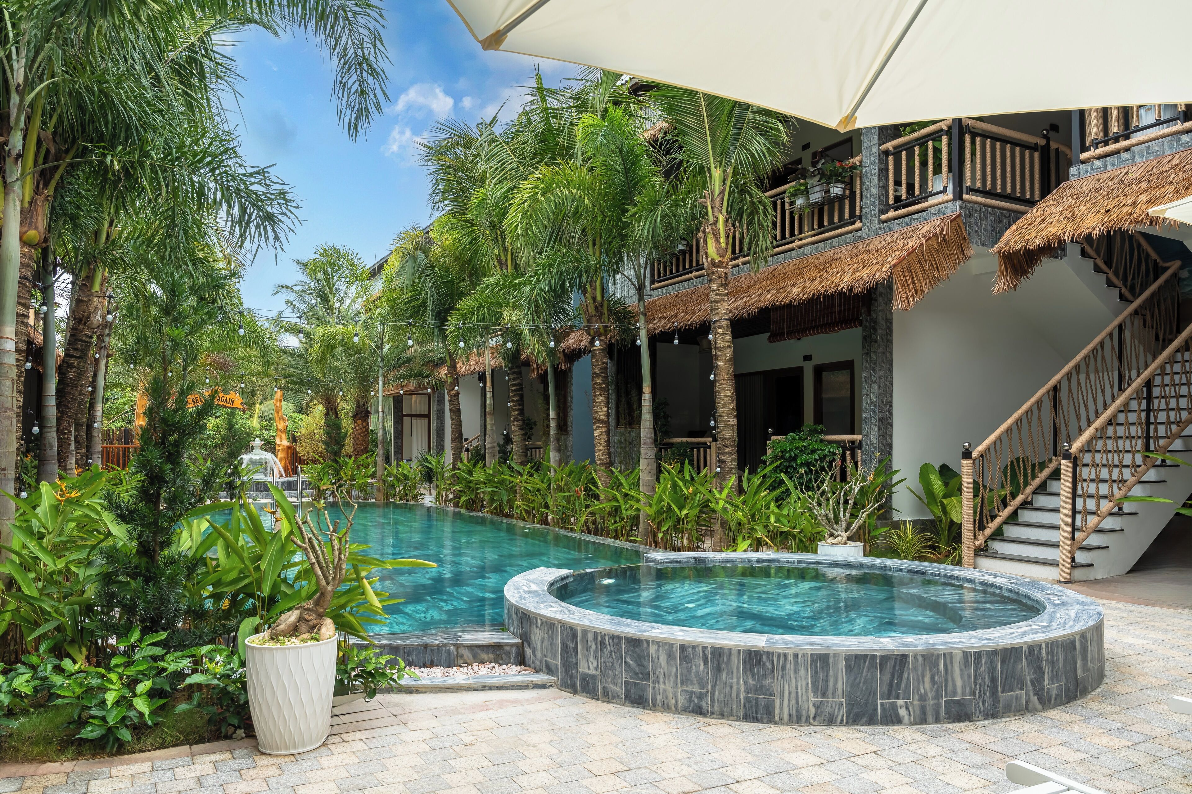 Una piscina al aire libre