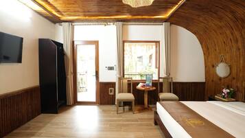 Escritorio, cortinas blackout, wifi gratis y ropa de cama