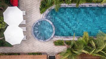 Una piscina al aire libre