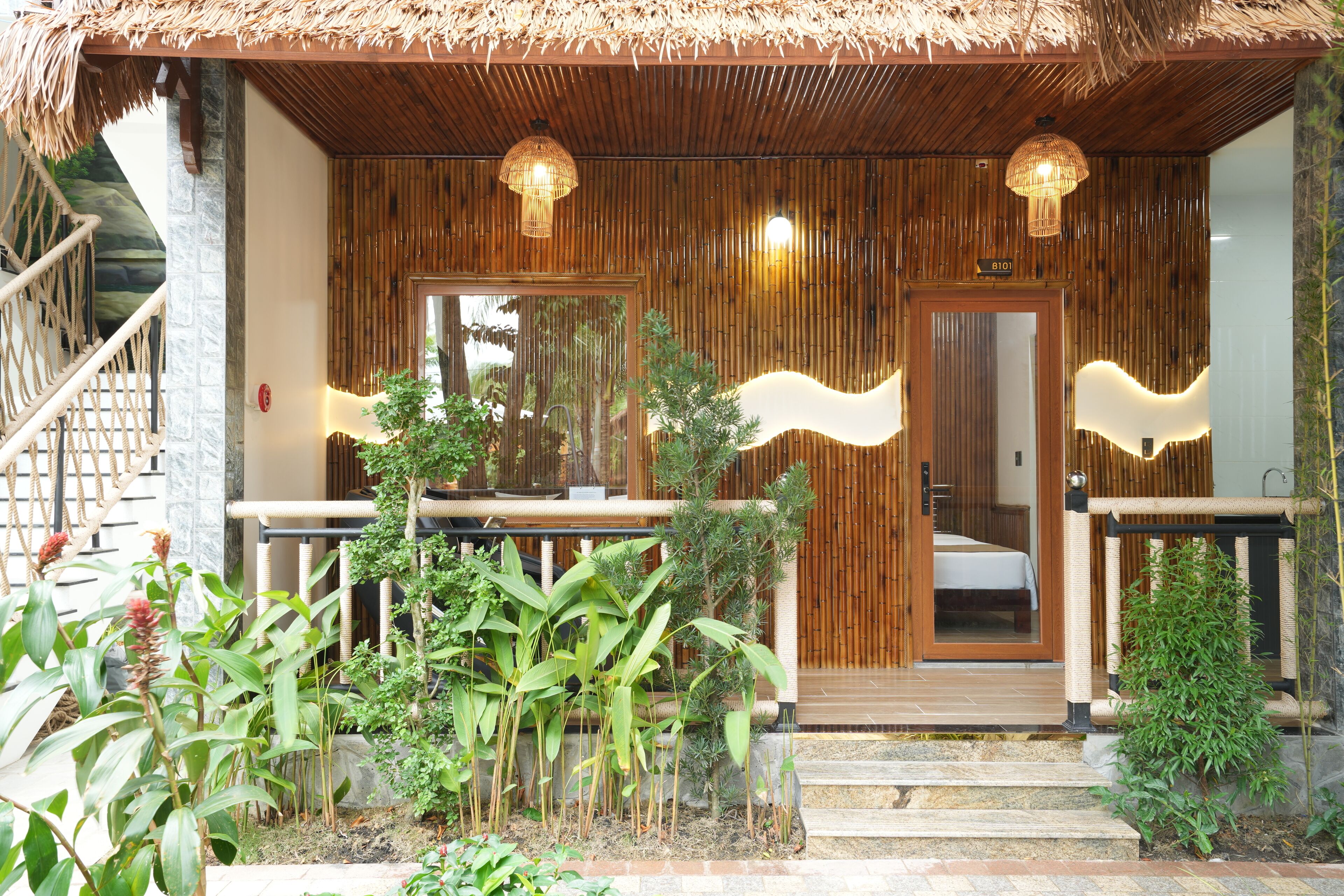 Familierom, bassengutsikt | Terrasse/patio