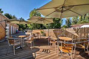 Outdoor dining - Cabane Pilotis 4 persons (ST MICHEL EN L HERM)