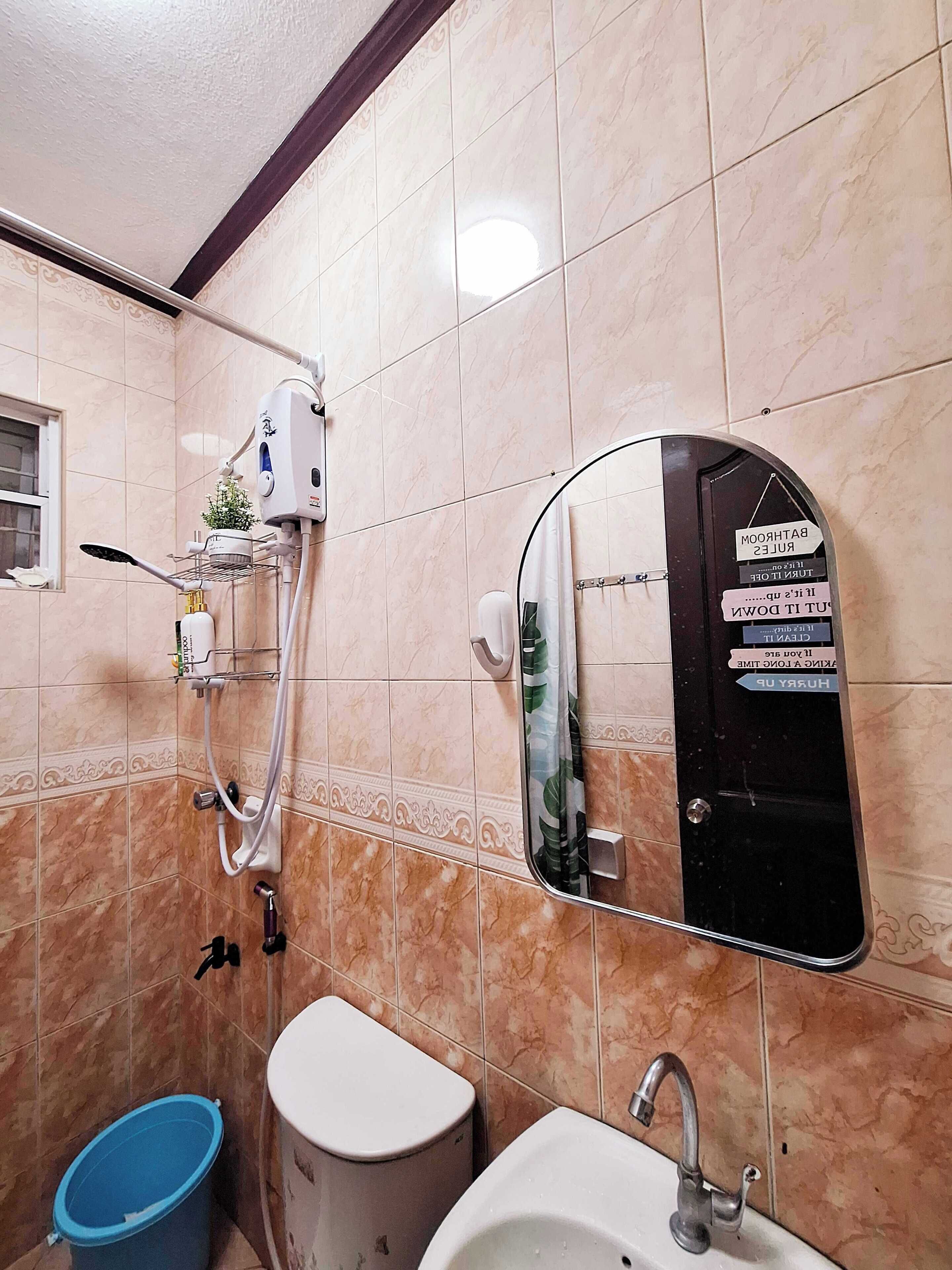 Sèche-cheveux, bidet, serviettes fournies, savon