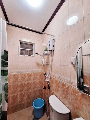 Hair dryer, bidet, towels, soap - EA1 Studio Apartment Room near SM City Davao Costal Road & Ecoland Bus Terminal (Davao City)