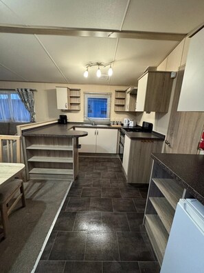 Fridge, oven, stovetop, toaster - 3 bedroom, Lyons Oakfield, Towyn, pets welcome (Rhyl)
