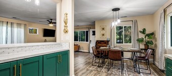 Buckthorn Beauty: Private Hot Tub & Lounge Space