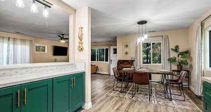 Buckthorn Beauty: Private Hot Tub & Lounge Space