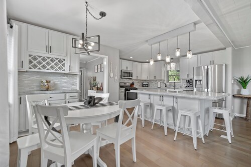 4 bedroom house with game room, pool, hot tub, & fire pit near Lake Bloomington