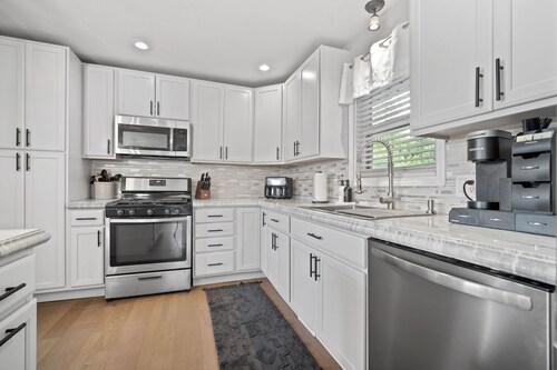 4 bedroom house with game room, pool, hot tub, & fire pit near Lake Bloomington