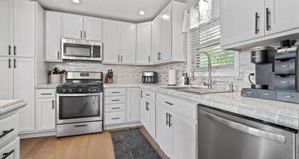 4 bedroom house with game room, pool, hot tub, & fire pit near Lake Bloomington