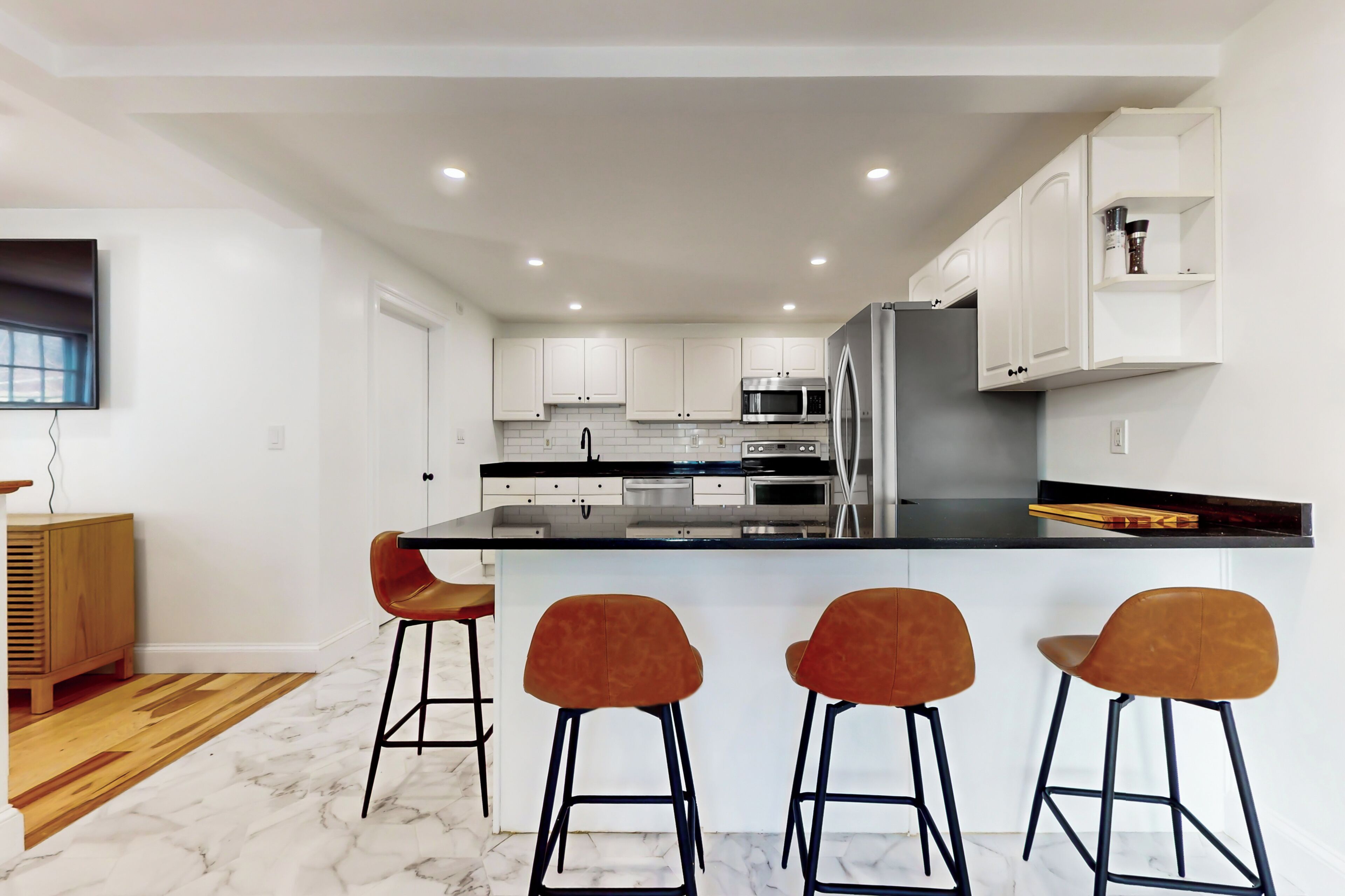 Réfrigérateur, micro-ondes, plaque de cuisson, lave-vaisselle