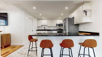 Fridge, microwave, stovetop, dishwasher