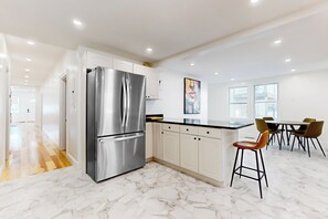 Réfrigérateur, micro-ondes, plaque de cuisson, lave-vaisselle