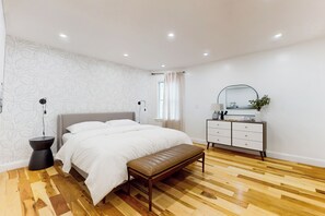 4 slaapkamers, een strijkplank/strijkijzer, internet, beddengoed