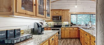 Serene 3 BR w/ Kalama River View & Bike