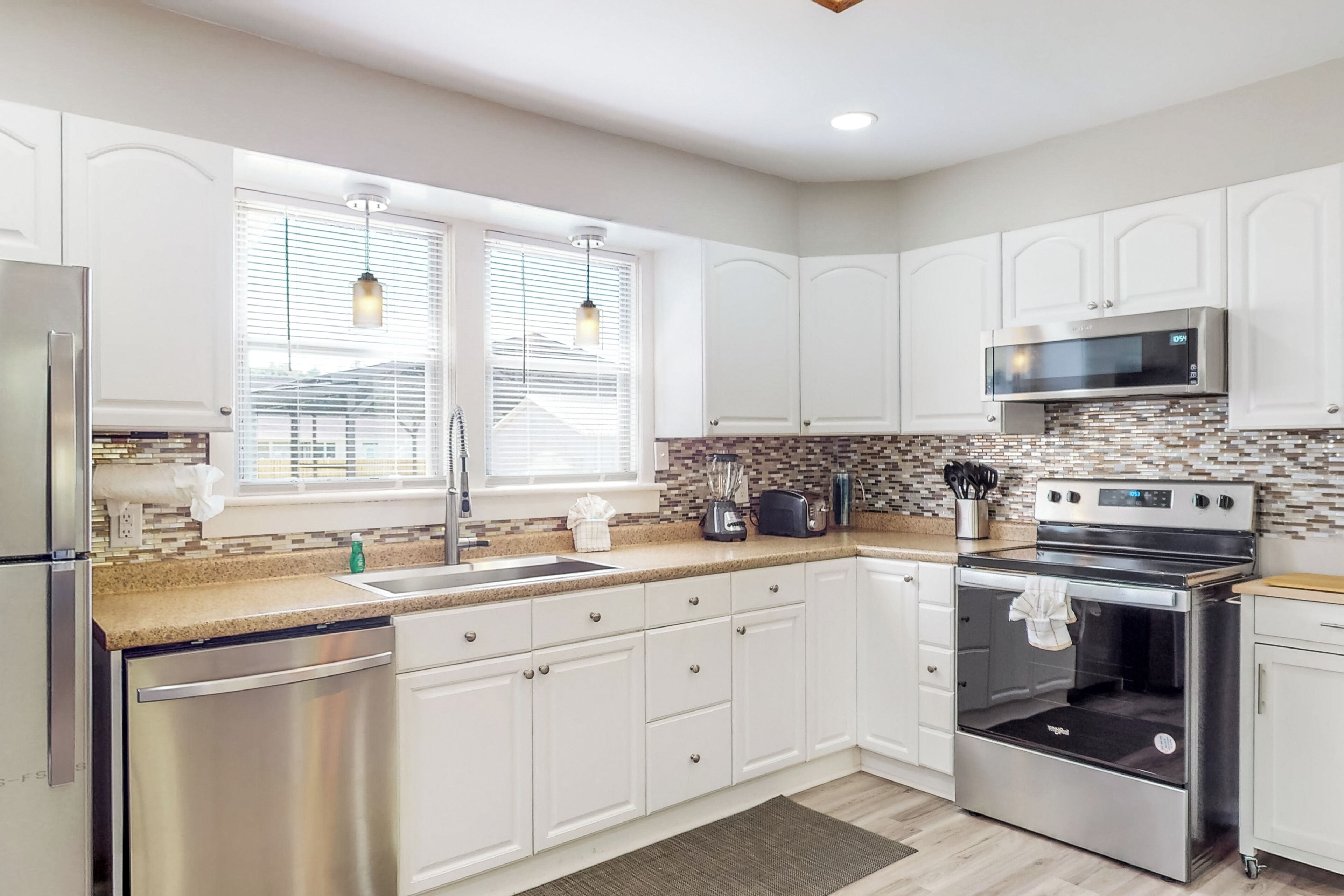 Fridge, microwave, stovetop, dishwasher