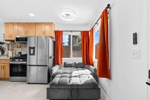 Interior - Beautiful 1-bedroom bungalow with AC in pleasant Tustin (Tustin)
