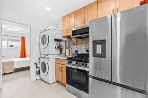 Private kitchen - Beautiful 1-bedroom bungalow with AC in pleasant Tustin (Tustin)