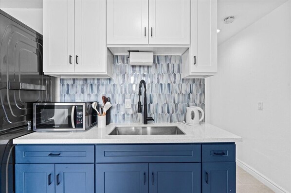 Private kitchen - Adorable 1-bedroom bungalow with AC in charming Tustin (Tustin)