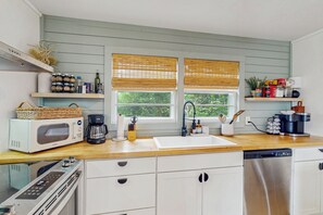 Fridge, microwave, stovetop, dishwasher - Steps to Sea & Sand! Top-Floor Surf City Retreat (Surf City)