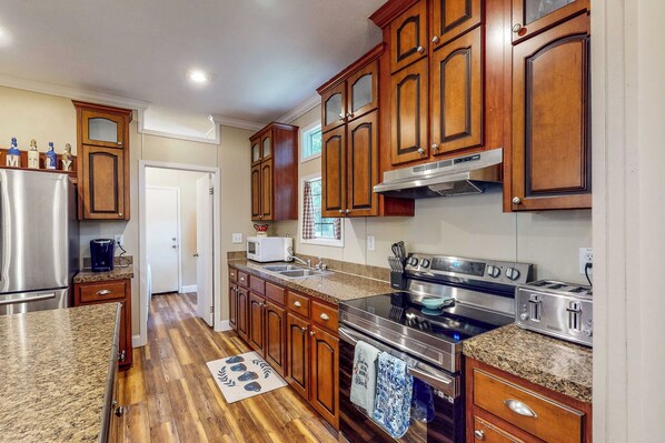 Kühlschrank, Mikrowelle, Herdplatte, Wasserkocher mit Kaffee-/Teezubehör