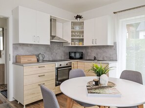 Kühlschrank, Mikrowelle, Ofen, Geschirrspüler