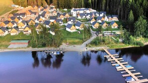 Zona residencial junto al lago con casas y un muelle.