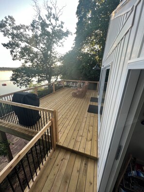 Terrace/patio - Eagles Nest - Lake front escape with water and sunset views plus a sandy beach (Muskegon)