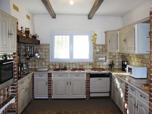 Kühlschrank, Mikrowelle, Ofen, Geschirrspüler