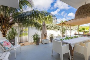 Outdoor dining - 2-bedroom apartment close to the beach in Jan Thiel (Jan Thiel)