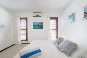 Iron/ironing board, free WiFi, bed sheets - 2-bedroom apartment close to the beach in Jan Thiel (Jan Thiel)