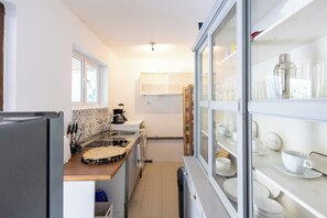 Fridge, stovetop, coffee/tea maker, electric kettle - 2-bedroom apartment close to the beach in Jan Thiel (Jan Thiel)