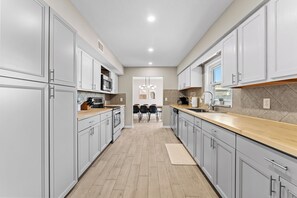 Private kitchen - Spacious & Relaxing Tampa Escape w/ Heated Pool, Minigolf, Firepit (Tampa)