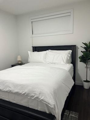 1 bedroom, iron/ironing board, free WiFi, bed sheets - Experience comfort, care, and reliability. (Edmonton)