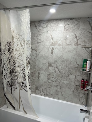 Secadora de cabello, toallas, jabón, papel de baño 