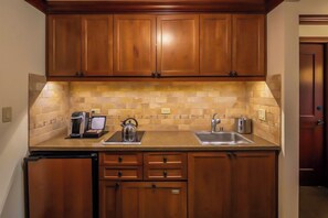 Kühlschrank, Mikrowelle, Herdplatte, Wasserkocher mit Kaffee-/Teezubehör