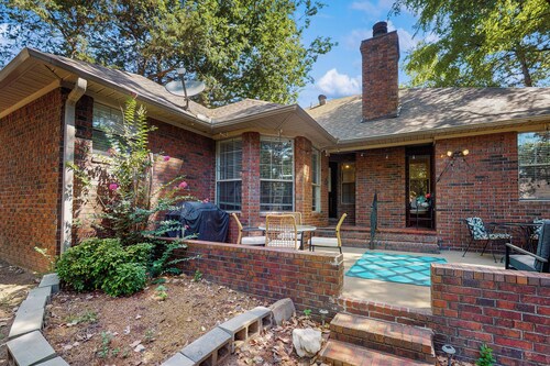 3BR Charming House w/ Cozy Fireplace & Patio