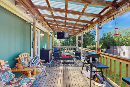 Steps to Phillips Lake! Retreat w/ Furnished Deck