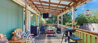 Steps to Phillips Lake! Retreat w/ Furnished Deck