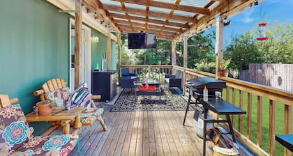 Steps to Phillips Lake! Retreat w/ Furnished Deck