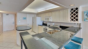 Cafetera/tetera, refrigerador, microondas, placa de cocina