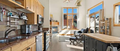 Frigorífico, microondas, placa de cocina y lavavajillas