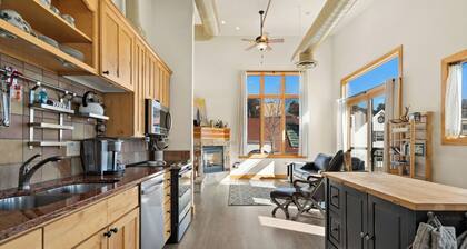 Spacious Dtwn Estes Park Loft Condo: 4 Mi to RMNP